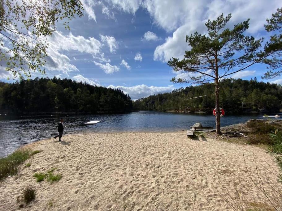 Romslig Og Fin Leilighet 17 Min Til Kristiansand Centrum Nodeland Buitenkant foto